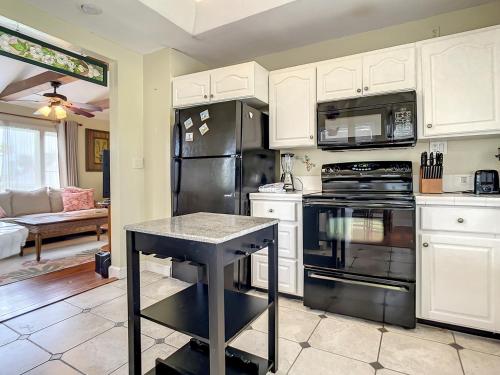 Charming Carriage House near Historic Canal Street Minutes to the Beach in New Smyrna Beach, USA