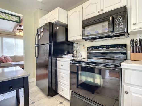 Charming Carriage House near Historic Canal Street Minutes to the Beach in New Smyrna Beach, USA