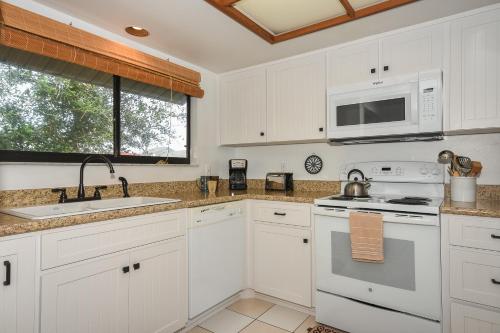 Beautifully updated bright and cheery 2nd story condo near pool beach access- SC261 in Edgewater, USA