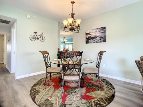 Gorgeous Oceanwalk Condo on the corner with superb views of the ocean. OW1-201 in New Smyrna Beach, USA