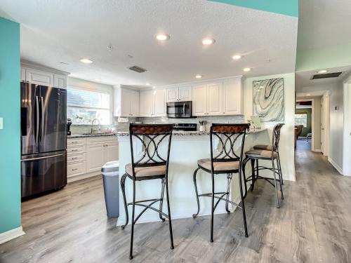 Gorgeous Oceanwalk Condo on the corner with superb views of the ocean. OW1-201 in New Smyrna Beach, USA