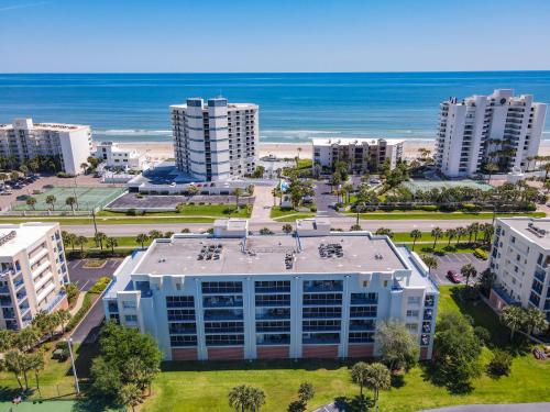 Stunning 22 Condo with peek-a-boo views of the ocean across the street. OW1-505