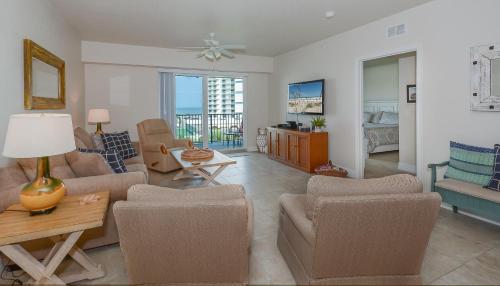 Gorgeous 3 Bed 2 Bath Condo with Peek A Boo Views of the Ocean. OW20-404