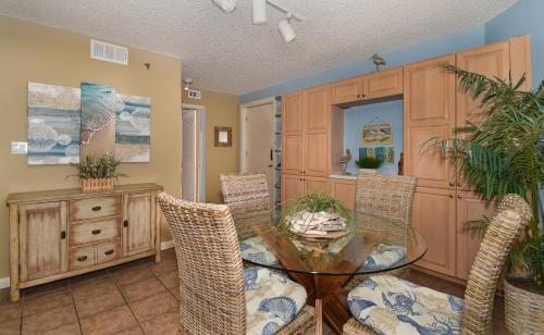 Beachfront Palm House - Walk right out to the pool beach access - PH1B in New Smyrna Beach, USA