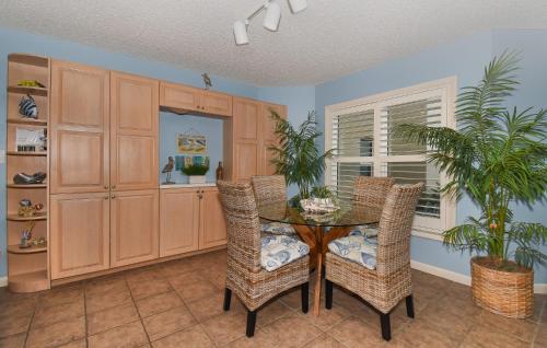Beachfront Palm House - Walk right out to the pool beach access - PH1B in New Smyrna Beach, USA