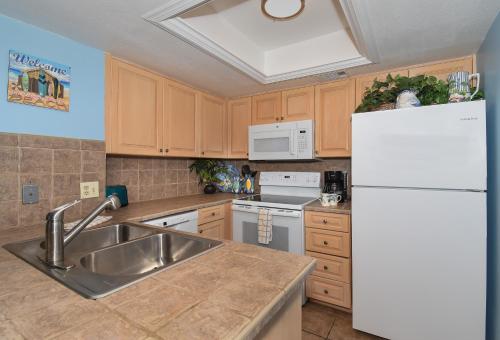 Beachfront Palm House - Walk right out to the pool beach access - PH1B in New Smyrna Beach, USA
