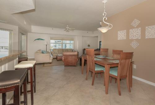 Spacious Corner Unit at Ocean Walk Condo - Close to Amenities - OW6-507 in New Smyrna Beach, USA