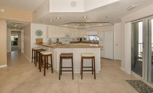 Spacious Corner Unit at Ocean Walk Condo - Close to Amenities - OW6-507 in New Smyrna Beach, USA