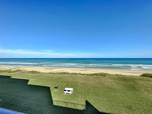 Beachfront Chadham-by-the-Sea 318 Pool Car Free Beach in New Smyrna Beach, USA