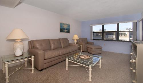 Castle Reef 516 Ocean View Pool Kiddie Pool Car Free Beach Walk to shopping dining in Edgewater, USA