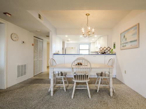Castle Reef 516 Ocean View Pool Kiddie Pool Car Free Beach Walk to shopping dining in Edgewater, USA