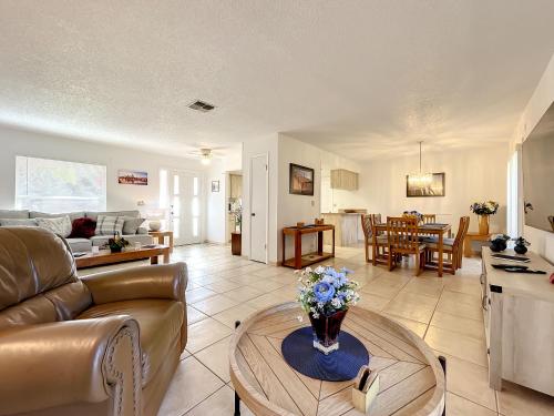 Cozy home with 1-car garage within walking distance to the beach. 836C in New Smyrna Beach, USA