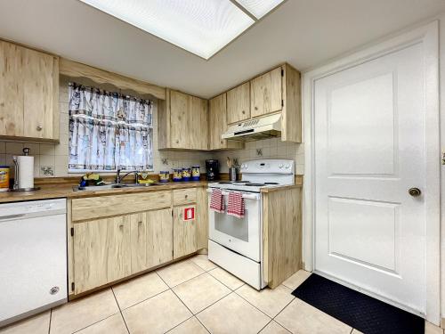 Cozy home with 1-car garage within walking distance to the beach. 836C in New Smyrna Beach, USA