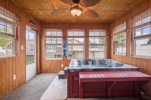 Hot Tub Hideaway 3 BR - image 2
