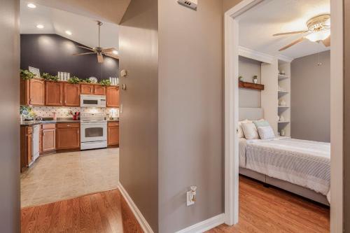 Hot Tub Hideaway 3 BR - image 10