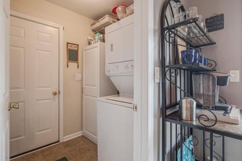 Hot Tub Hideaway 3 BR - image 14