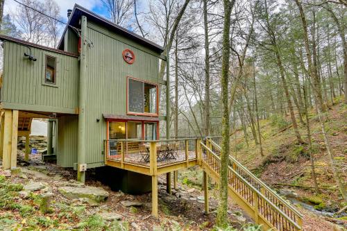 Creekside Treehouse By Delaware River in Damascus, USA