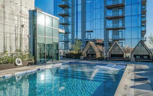 Austin Lux Rooftop Pool New by Barclé Group in Austin, USA
