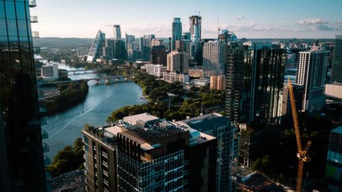 Austin Lux Rooftop Pool New by Barclé Group in Austin, USA