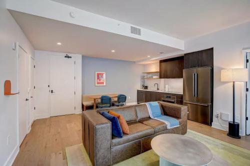 Austin Lux Rooftop Pool New by Barclé Group in Austin, USA