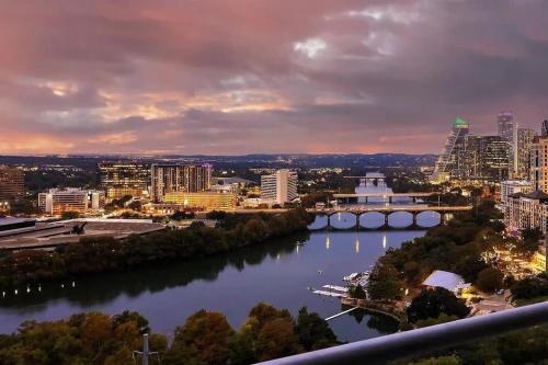 Austin Lux Rooftop Pool New by Barclé Group in Austin, USA