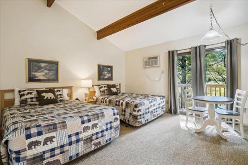 Cedarbrook Two Queen Bed Standard Hotel Room with outdoor heated pool 104 in Killington, USA