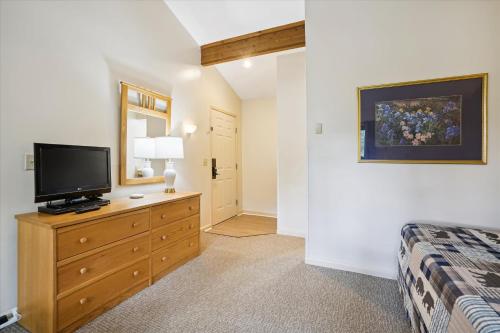 Cedarbrook Two Queen Bed Standard Hotel Room with outdoor heated pool 104 in Killington, USA