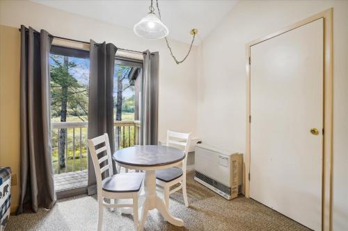 Cedarbrook Two Queen Bed Standard Hotel Room with outdoor heated pool 104 in Killington, USA