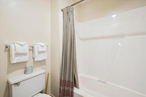 Cedarbrook Two Queen Bed Standard Hotel Room with outdoor heated pool 104 in Killington, USA