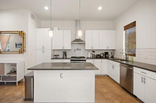 Beautiful 3BR Home 10 Minutes to Downtown by Barclé in Austin, USA