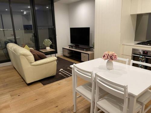 Lovely 1BD condo with free parking city view in Essendon