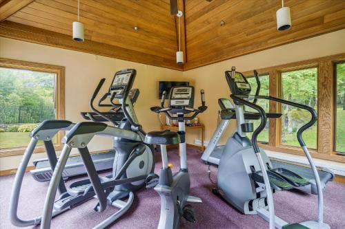 Hotel unit only Queen bed-full bathroom, Sleeps 2 Highridge J5A in Killington, USA