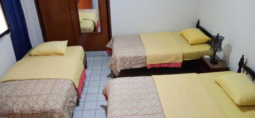 3 twin beds