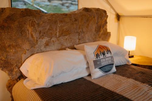 Cozy Unique Glamping on 53 acres - Bedrock Site in Branson, USA