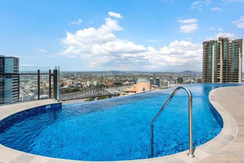 City Living! 1Bed/1Bath/Pool - image 3