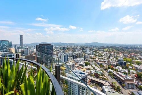 City Living! 1Bed/1Bath/Pool - image 2