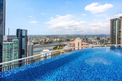City Living! 1Bed/1Bath/Pool - image 4