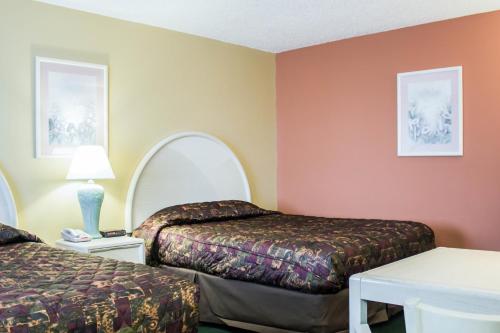 Rodeway Inn & Suites Haines City The 2-star Rodeway Inn & Suites Haines City offers comfort and convenience whether youre on business or holiday in Winter Haven (FL). Featuring a satisfying list of amenities, guests will find their 