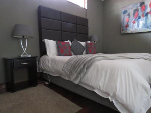 Luxury Queen Room image 10