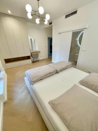 Stylish 3 bedroom apartment in the hearth of city center with history, Bratislava (fotografie 7)