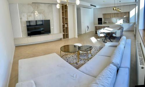 Stylish 3 bedroom apartment in the hearth of city center with history, Bratislava (fotografie 5)
