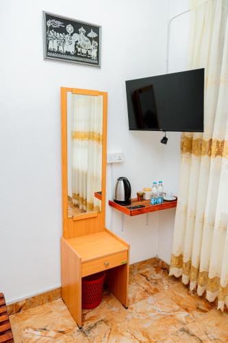 Deluxe Double Room with Balcony & Ella Rock View image 10