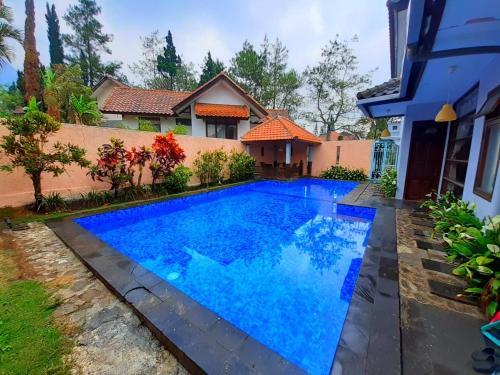 Villa batu malang swimming pool Malang