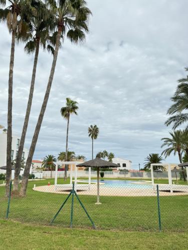 Swimming pool, Apartamento La Calma a 2 pasos de la playa in Almadrava