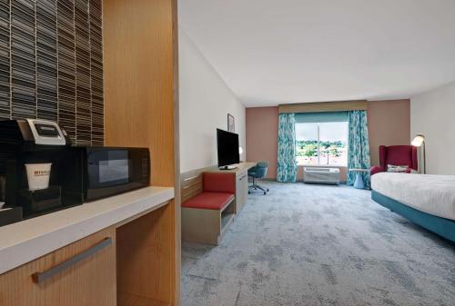 Hilton Garden Inn Manassas Room Type - King Room with Tub - Mobility and Hearing Access