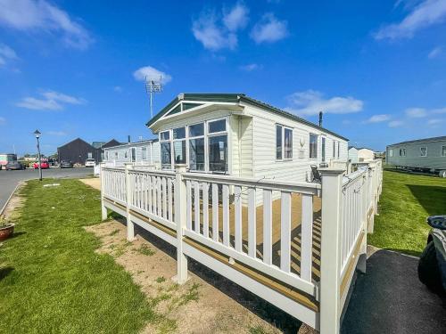 Modern Caravan With Wifi At Martello Beach Holiday Park In Essex Ref 29010kv