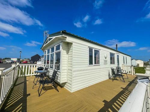 Modern Caravan With Wifi At Martello Beach Holiday Park In Essex Ref 29010kv