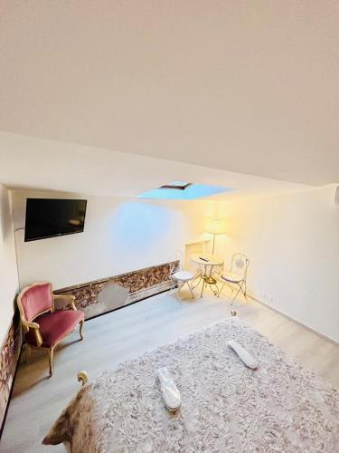Classic Double Room image 9
