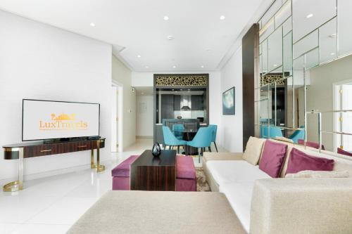 Lux BnB Upper Crest Tower I Skyline Views, Dubai (photo 2)