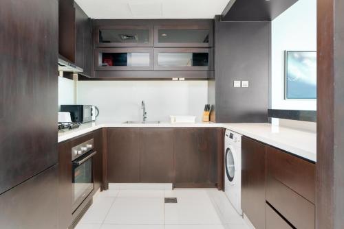 Lux BnB Upper Crest Tower I Skyline Views, Dubai (photo 9)